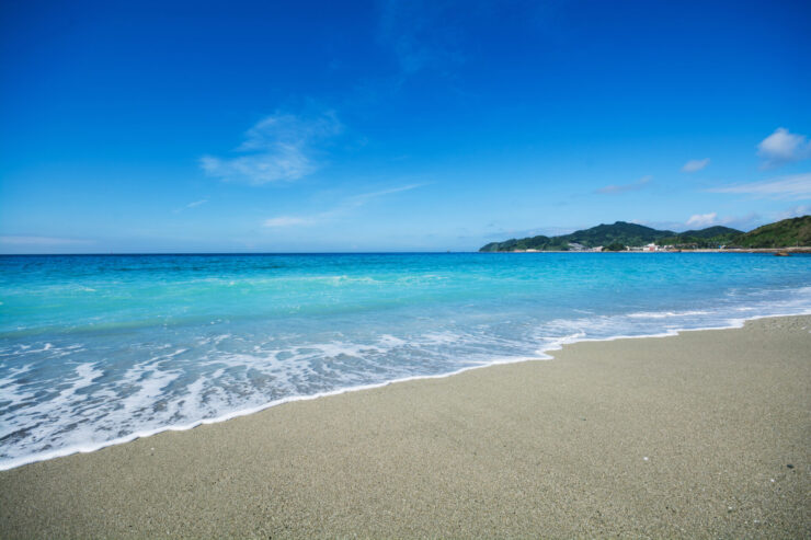 夏のイメージ写真　海の波打ち際