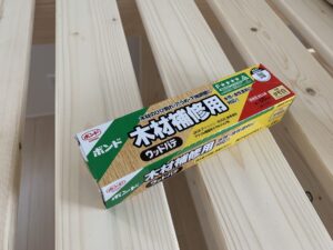 木材の割れ、穴の目隠しに使用したパテ