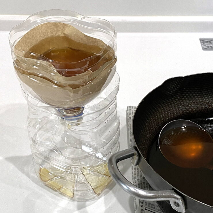 コーヒーフィルターで揚げ油のろ過 作業の様子写真