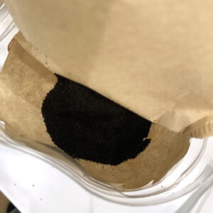 出がらしコーヒーフィルターで揚げ油のろ過 作業の様子写真