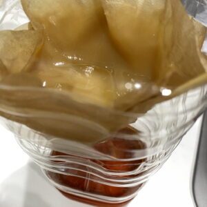 揚げ油のろ過 料理後の油を冷やして分離した沈殿物をろ過