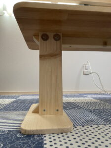 ロフトベッド下に座卓を設置して多目的スペースに。　天板と脚をボルトで固定した写真