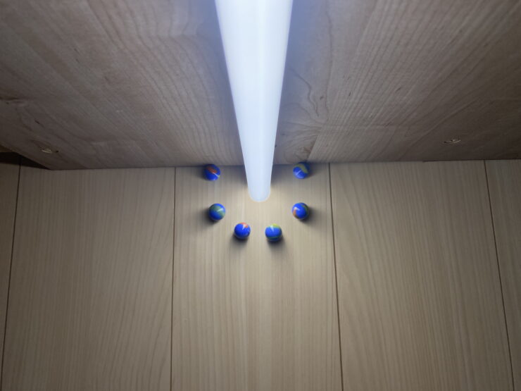 ロフトベッド下にLED照明を設置　点灯したバーライトの拡散光の写真