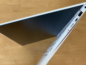 内部から膨らんで破壊されそうな状態のノートパソコンの写真