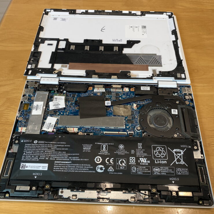 ノートパソコンの分解で裏カバーを開けた写真
