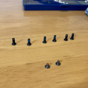 ノートパソコンの裏ブタを開ける時に外したネジ8本の写真