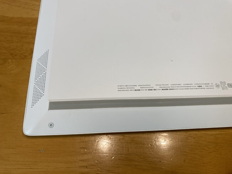 ノートパソコンの裏側の写真